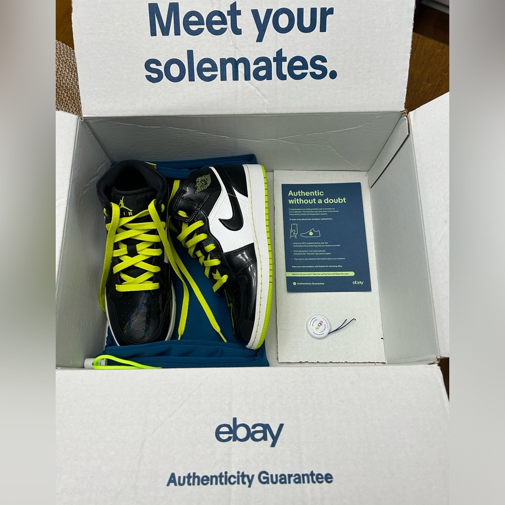 Air Jordan 1 mid SE GS “Black Cyber”